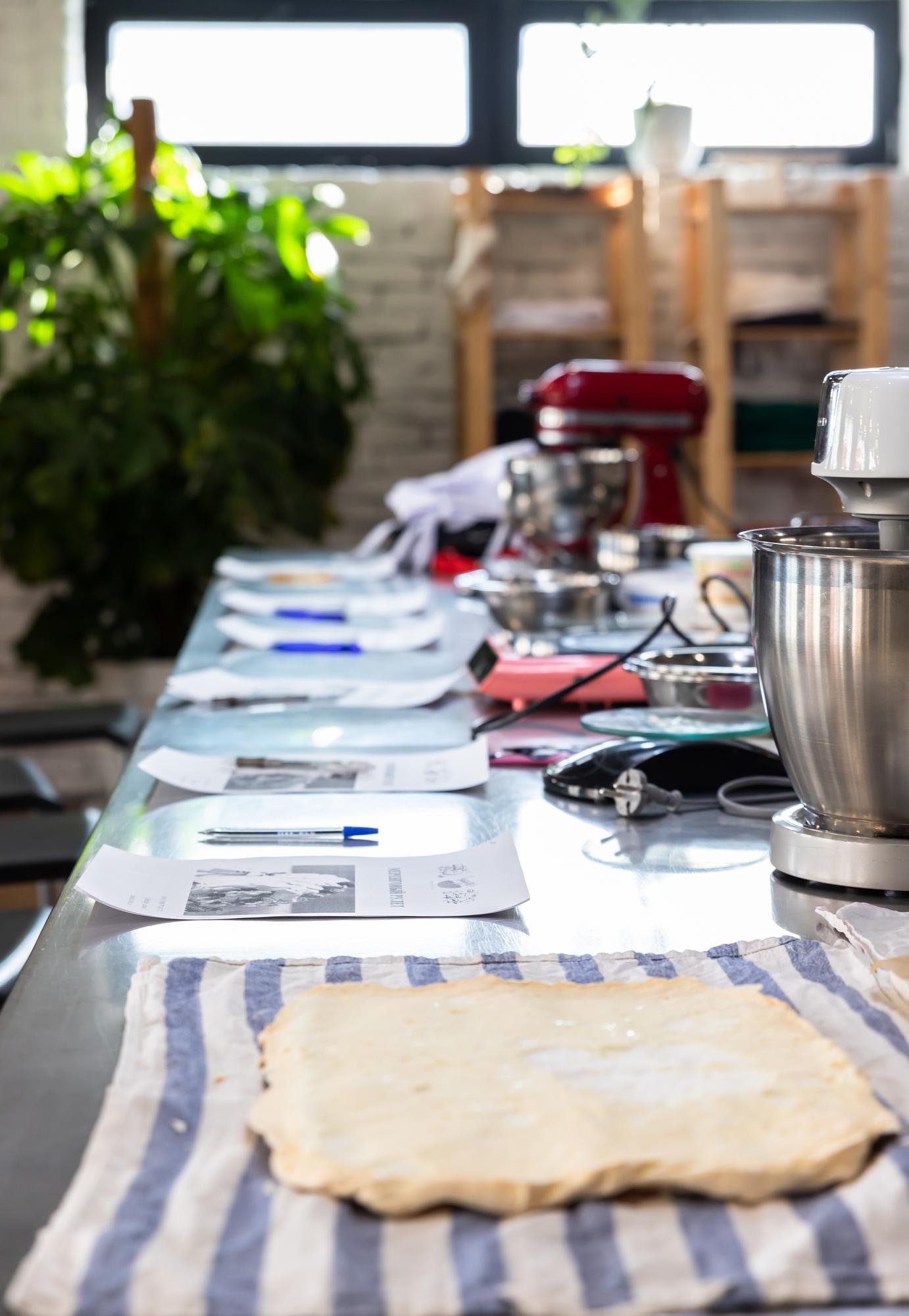 Laboratorio culinario con attrezzature e ingredienti